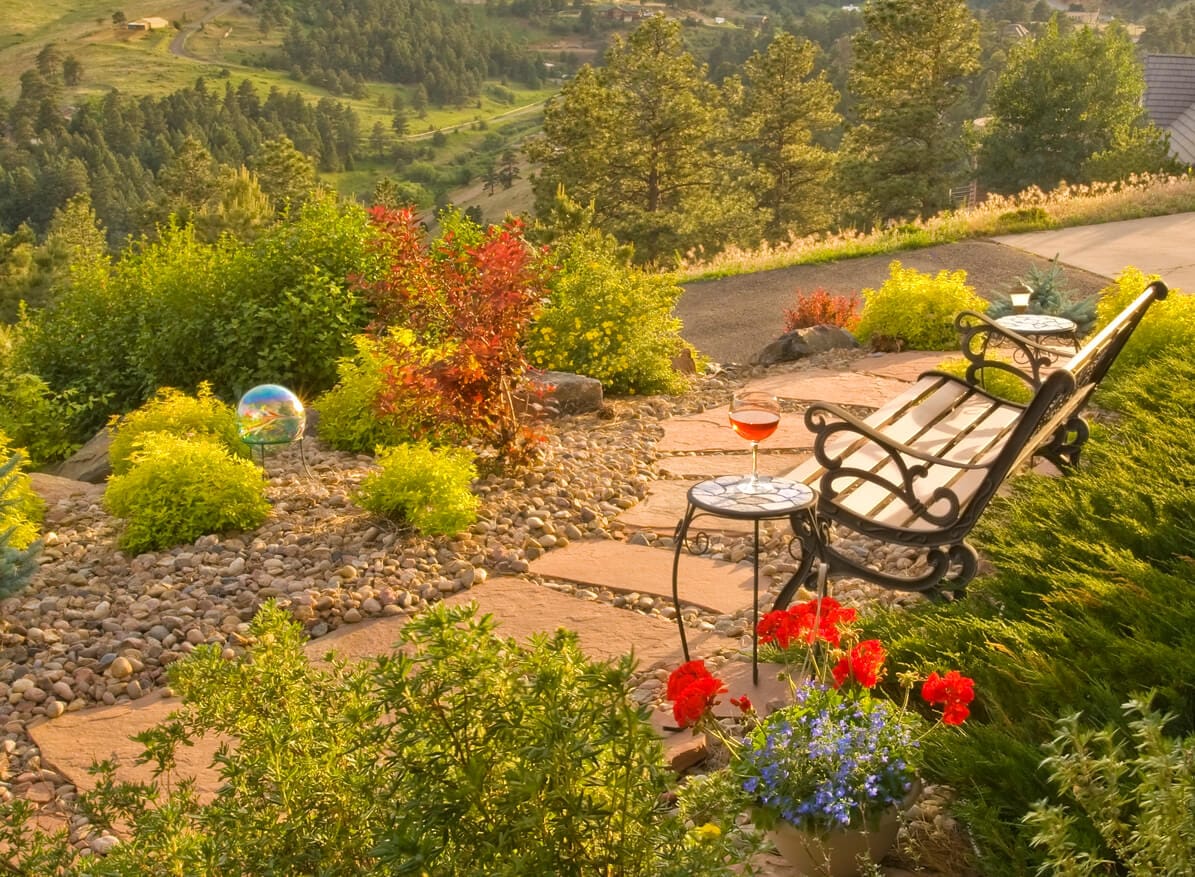 Plantación de árboles y flores de jardín