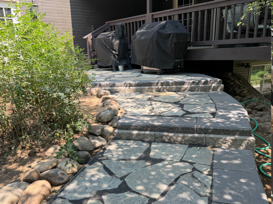 Proyecto finalizado de rocas y mulch